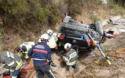 Istripua izan duen gidari bat atera behar izan dute suhiltzaileek autotik