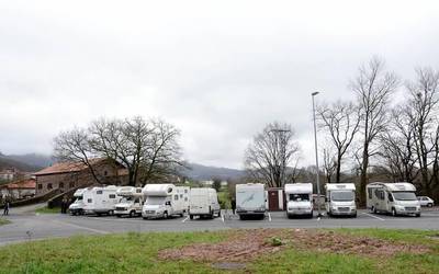 Autokarabanen aparkatzea arautzeko ekimena abiatu du Baztango Udalak