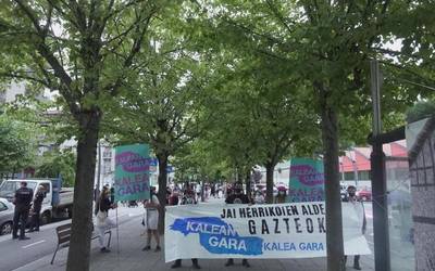 Jai herrikoiak aldarrikatu dituzte lehen manifestazio zaratatsuan