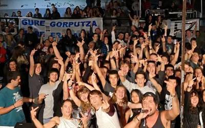 Aitzineko urteetako Arantza Rock jaialdiak iruditan