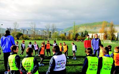 6-7 urteko haurrak, igandero futbol bidez euskara praktikatzen