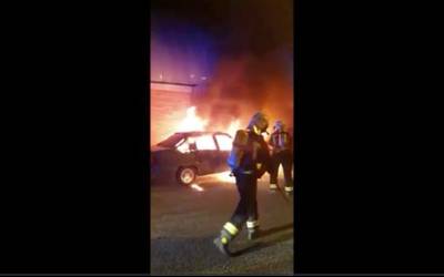 Ermitagaña auzoan aparkatutako ibilgailu batek su hartu du, eta gertatutakoa ikertzen ari dira