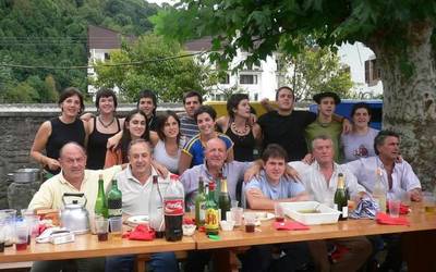 2010ean gaurko egunez 140 lagun bildu ziren Legasako plazan