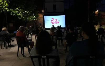 Zinegoak festibaleko film emanaldia egon zen atzo Goiko plazan