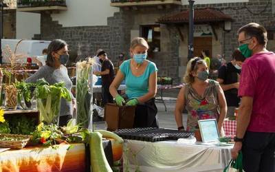 Produktu eta genero ezberdinen hamar postu izan dituzte Elgetako baserritarren azokan