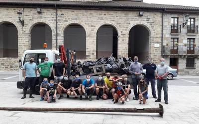 Auzolanean, erreka garbiketa egin dute antzuolarrek
