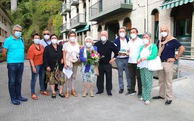 100 urte bete dituela-eta, primeran eta pozik