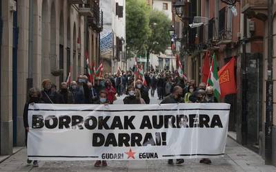 Gudari Egun jendetsua ospatu dute Arrasaten