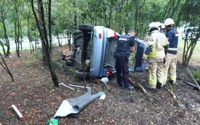 Gidari bat erreskatatu behar izan dute Aiarako Suhiltzaileek, autoa irauli ostean