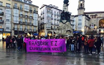 Bi gazte atxilotu dituzte emakume bati sexu-erasoa egiteagatik