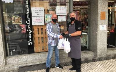 Eman ditugu Juanjo Larrañaga harategiak oparitutako produktuak