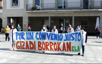 Lan baldintzak hobetzea eskatu dute Aretxabaletako eta Eskoriatzako etxez etxeko langileek