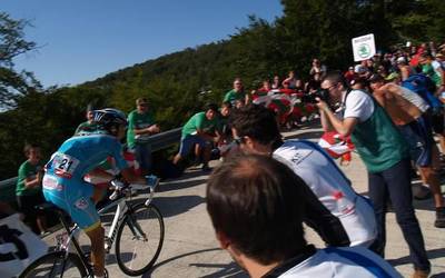 Espainiako Vuelta telebistaz jarraitzeko gomendioa egin die antolakuntzak zaleei
