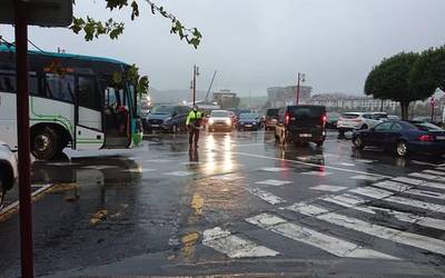 Autobus bat kateatuta geratu da Arranpla parean