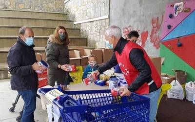 Bi tona elikagai jaso dituzte asteburuan Moriako errefuxiatuentzat