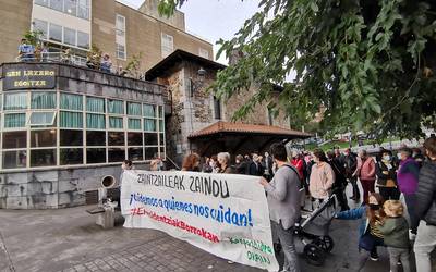 Berriro grebara jo dute zahar etxeetako beharginek, eta kalera protestan irten dira Elgoibarren