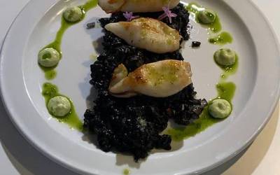 EGUNEKO PLATERA: Arroz beltza txibi eta ali-oliarekin