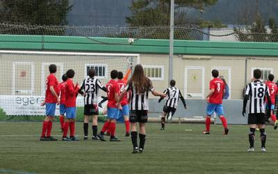 Aloña Mendiko 11 futbolari konfinatuta daude, taldekide batek positibo eman duelako