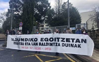 Pandemiari aurre egiteko lan-baldintza hobeak aldarrikatu dituzte Leioako Laguntza Zentroko beharginek