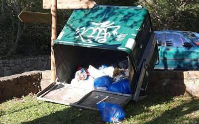 Momoitioko San Juan ermitaren inguruak lorrinduta agertu direla salatu du Garaiko alkateak