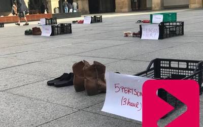 [ARGAZKI GALERIA] Pobreziaren aurkako performancea egin dute Zornotzan