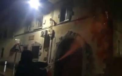 Kanpezuko Guardia Zibilaren kuartela margotu eta Espainiako bandera lapurtu dute