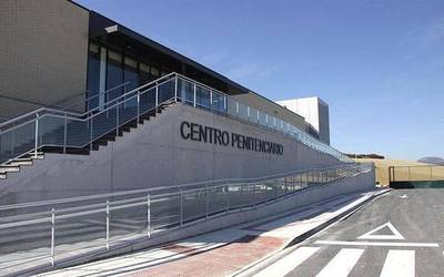 Iruñeko espetxean martxotik bi preso hil direla jakinarazi du Salhaketak