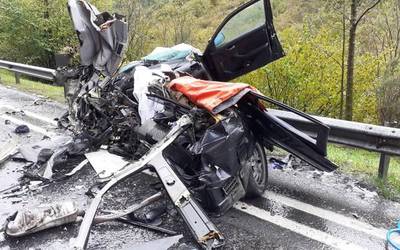 Gizon bat hil da kamioi batekin talka egin ostean N-121-A errepidean, Almandozen
