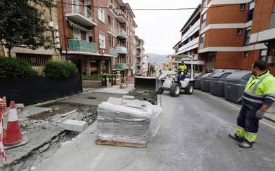 Maximo Aguirre kaleko espaloia konpontzen hasiko dira bihar