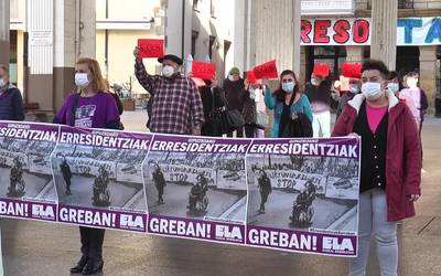 Ordiziako San Jose Egoitzako langileak herriko plazan  bildu dira bizi duten “egoera latza” salatzeko