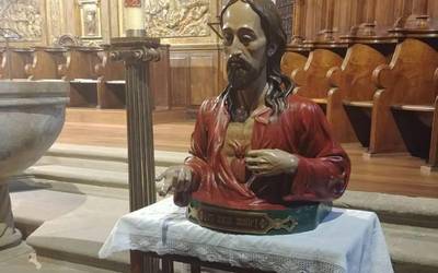 'Jesusen bihotza' bustoa zaharberritu du Rakel Nacentak