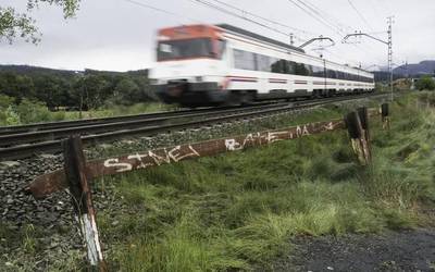 Renfek pandemia aurreko tren zerbitzua ezar dezan, mozioa onartu dute Laudioko, Aiarako, Urduñako eta Amurrioko Udalek