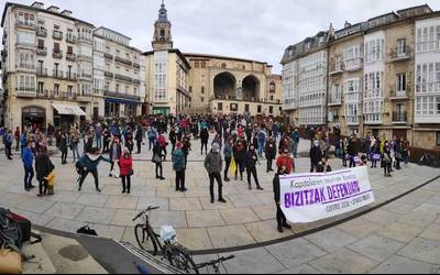 Zerbitzu publikoak indartzea eta kontrol soziala murriztea eskatu dute