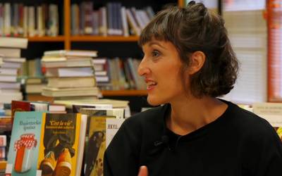Uxue Alberdi: "Pozik eta eskertuta sentitzen naiz Euskadi Literatura Saria jasota"