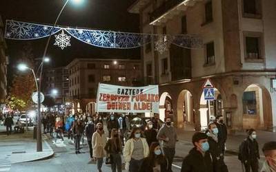 [ARGAZKI GALERIA] Zornotzako gazte mugimenduak manifestazioa egin du “kapitalaren gainetik zaintza eta osasuna” aldarrikatzeko