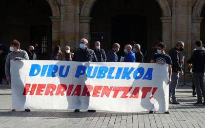 'Diru publikoa herriarentzat' manifestazioa, argazkitan