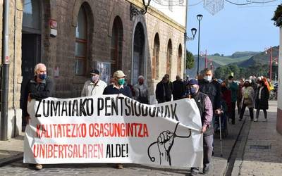 Manifestazioa egin dute eguerdian Osakidetzako langileei elkartasuna adierazteko