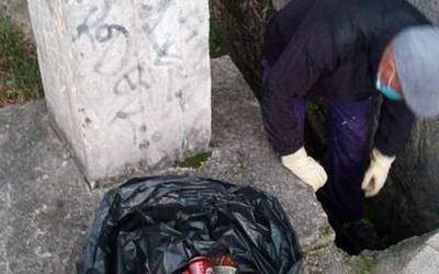 Baltegietako  errekastoa zikinkeriaz beteta