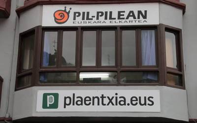 Pil-pileaneko langile guztiak telelanean