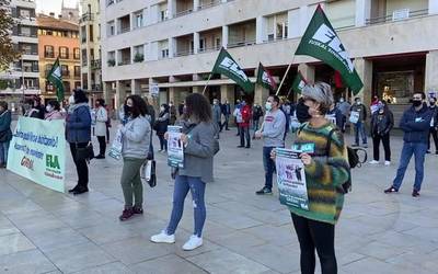 [BIDEOA] Egoitzetako beharginek ratioak jaistea eta zaintza sistema publikoa bermatzea eskatu dute