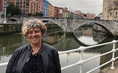 “Maitasun erromantikoak itxura sentimentala eta emozionala  duen arren, badu bere alde ekonomikoa eta baita politikoa ere”