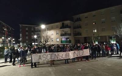 Jendetza batu da Elizondoko igogailuaren aurkako protestan
