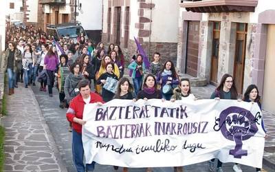 Baztango neska gazteak elkarrean artean saretu eta Iñarrosi talde feminista sortu dute