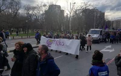 Adineko emakumeek "indarkeria bikoitza" jasotzen dutela salatu du Oneka plataformak