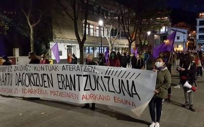 A25: Indarkeria matxistaren kontrako aldarriek hartu dituzte eskualdeko herrietako plazak eta kaleak