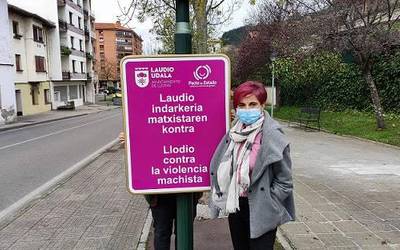 Laudiok azaroaren 25a ospatu du, udalerrian edozein motatako indarkeria matxistak gaitzesten dituen seinale berriak jarriz