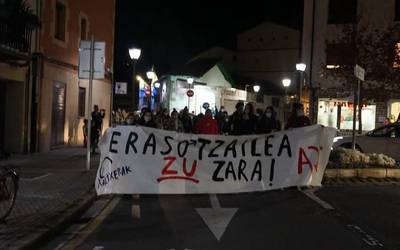 Emakumeen kontrako indarkeria salatzeko manifestazioa egin dute iluntzean Orion