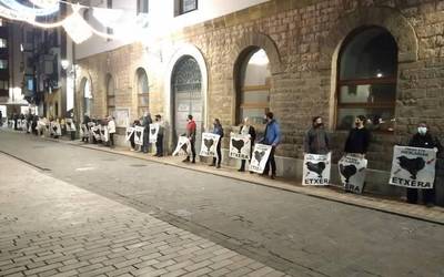 Presoen eta iheslarien aldeko elkarretaratzea egin dute