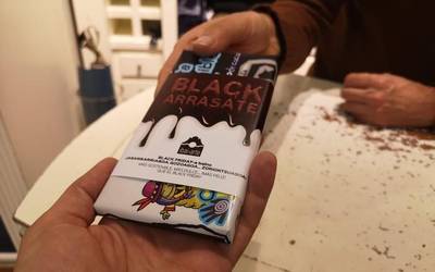 Erosketa baten trukean, etxekoekin konpartitzeko txokolate tableta opari