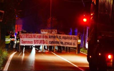 Baranbioko Administrazio Batzarrak trafikoa eten du goizean, kamioiak autopistatik desbideratu ditzaten